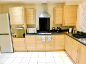 AMILA House Manchester, Modern, Spacious, Sleeps 9 With Parking